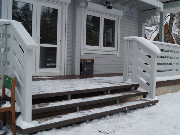 Ограждение крыльца из дерева