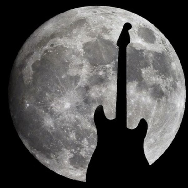 Гитарист на фоне Луны