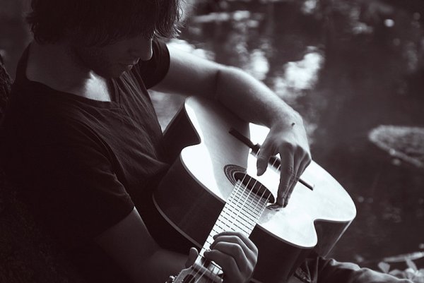 Парень с гитарой и девушка