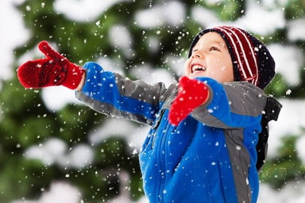 Радостные дети зимой