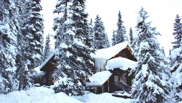 Домик в лесу зимой
