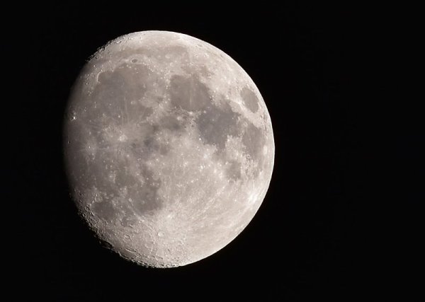 Снимки Луны с пятнами