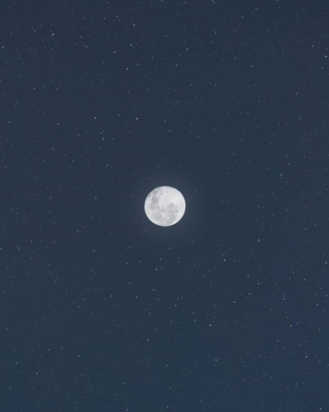 Луна с пятнами на небе