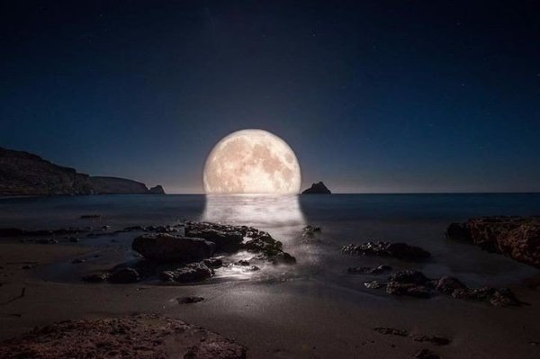 Луна на берегу моря