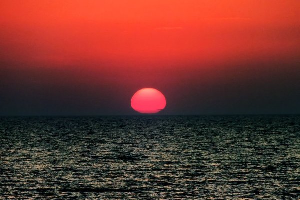 Красное солнце над морем