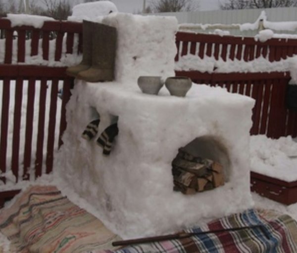 Фигура из снега печка