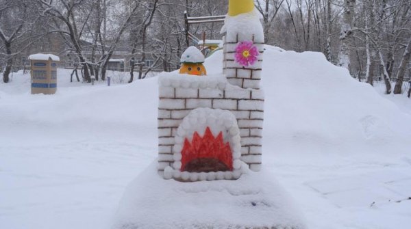 Сказочный домик из снега