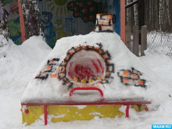Печка из снега в детском саду