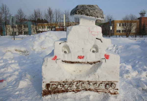 Фигура из снега печка