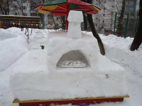 Фигуры из снега на детской площадке