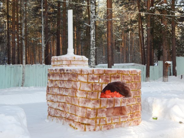 Снежная фигура печка