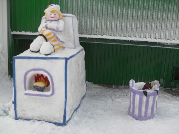 Снежная постройка печка