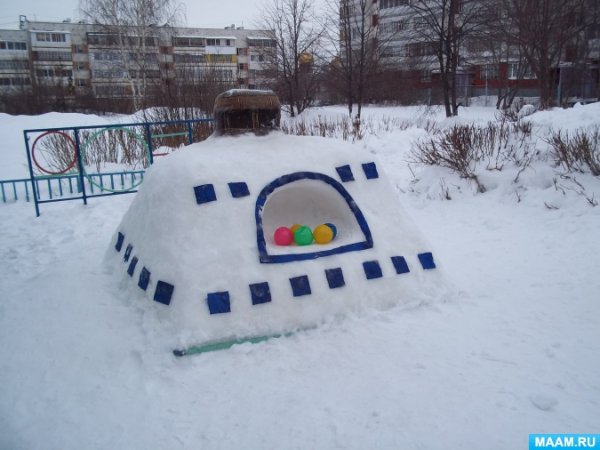 Постройки из снега в детском саду