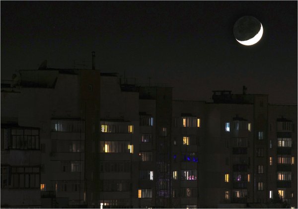 Пятиэтажка и Луна