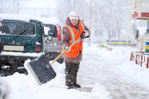 Для уборки снега дворника
