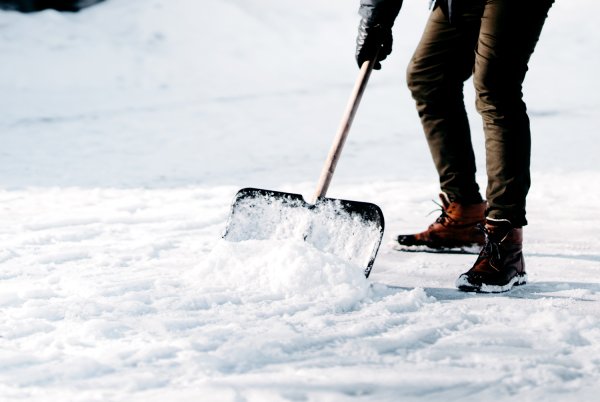 Гора снега с лопатой