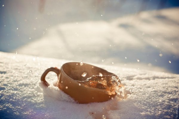 Чашка кофе на снегу