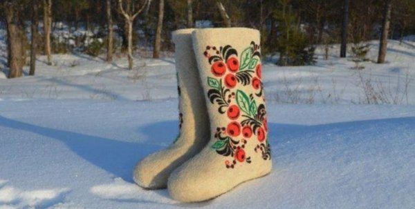 Красивые валенки на снегу