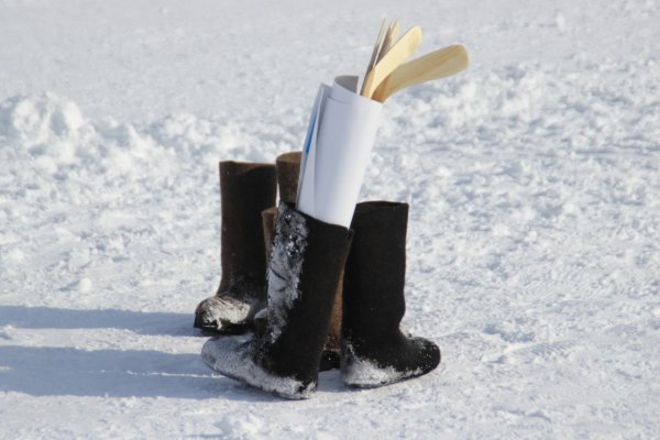 Валенки на снегу