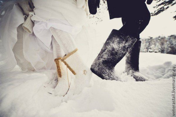 Валенки на снегу