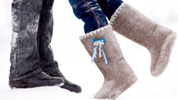 Валенки на снегу