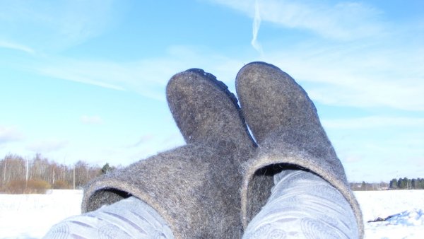 Валенки на снегу