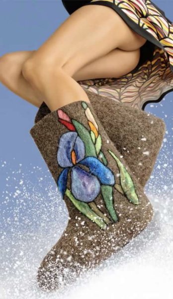 Ноги в валенках на снегу