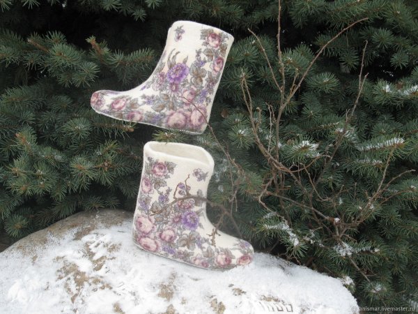 Русские валенки на снегу