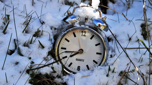Часы на сугробе