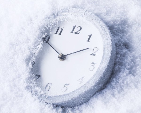 Часы на зимнем фоне