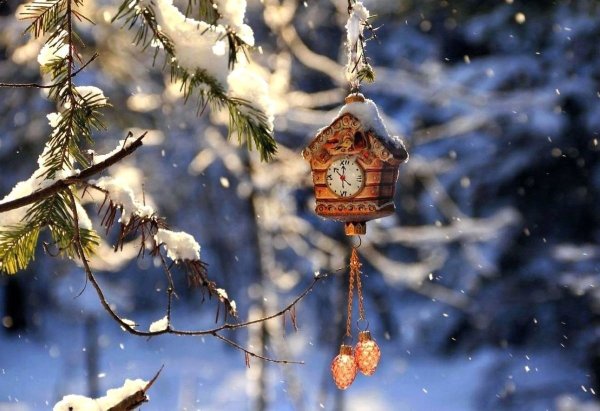 Старинные часы и снег