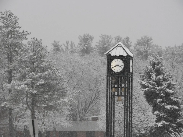 Часы зима на сером фоне