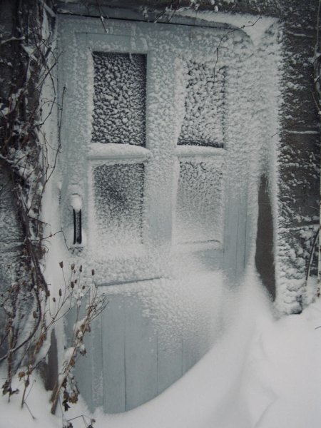 Дверь в снегу