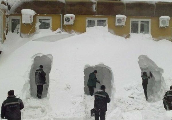 Замело снегом смешно