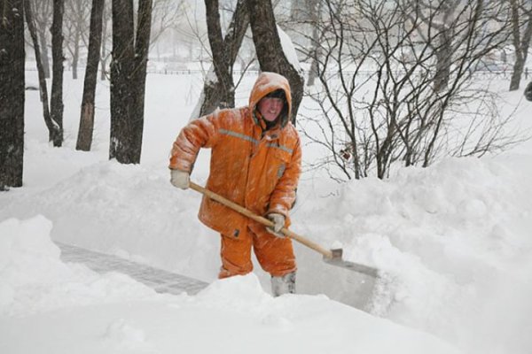 Дворник убирает снег