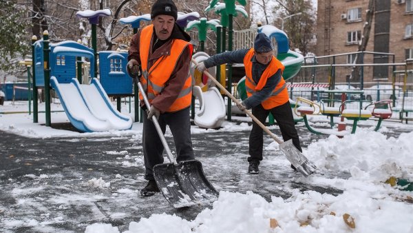 Дворники оббивают снег