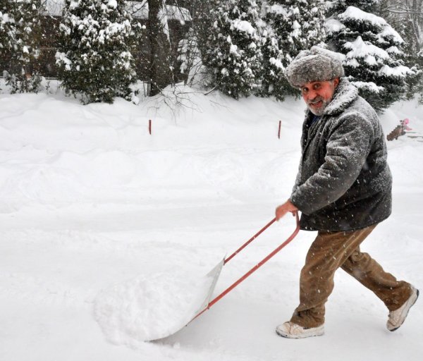 Дворник с лопатой