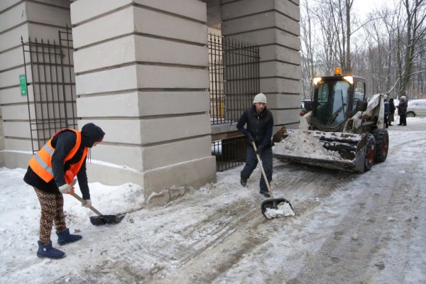 Для уборки снега дворника