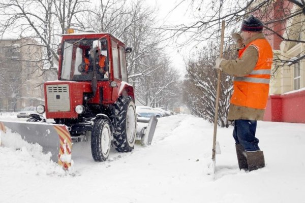 Для уборки снега дворника