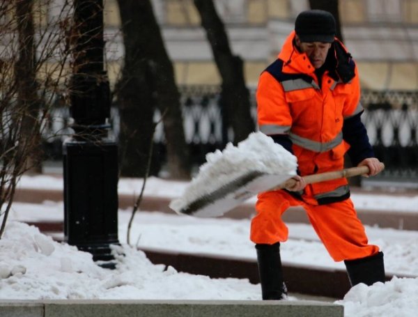 Для уборки снега дворника