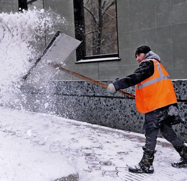 Дворник с лопатой зимой
