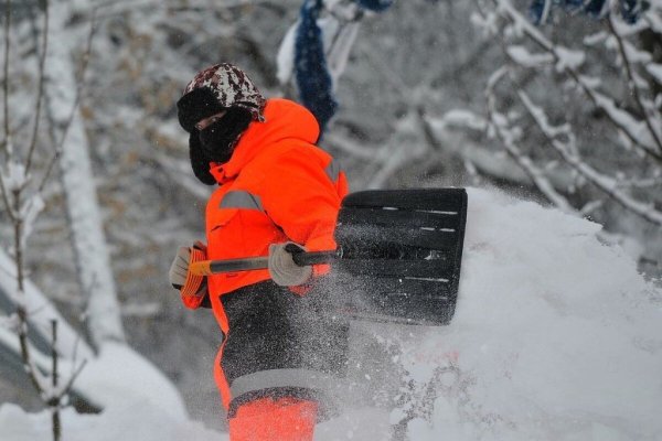 Дворник снег