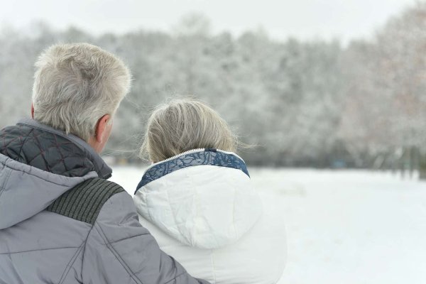 Люди обнимаются зимой