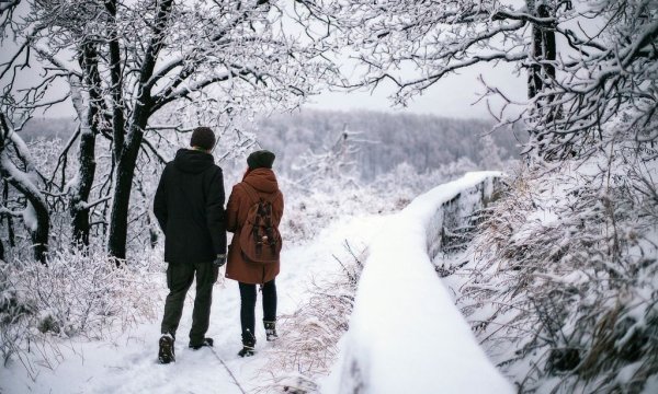 Парень и девушка в анегу