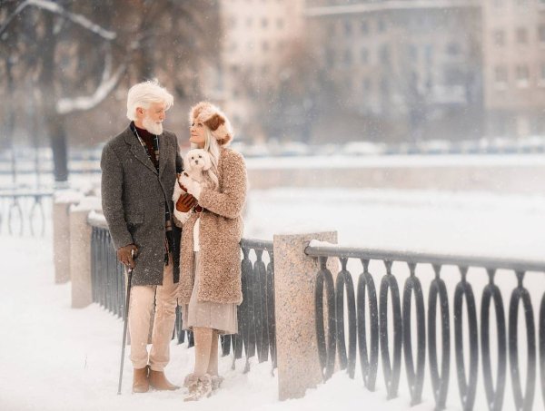 Пожилая пара зимой