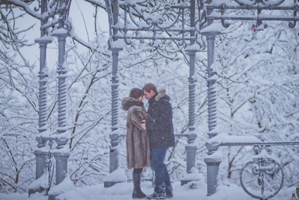 Влюбленные в зимнем городе