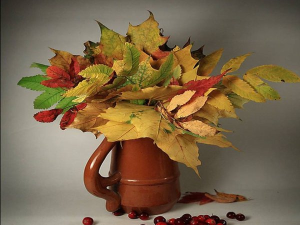 Букет из кленовых листьев и рябины