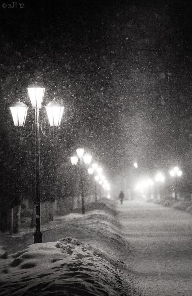 Тёмная заснеженная улица