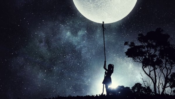 Девочка на канате на фоне Луны