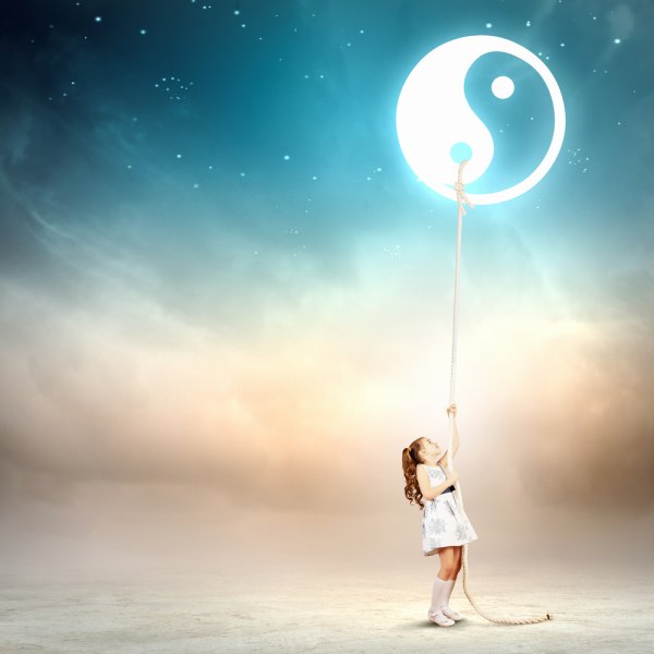 Девочка держащая на верёвочке облако